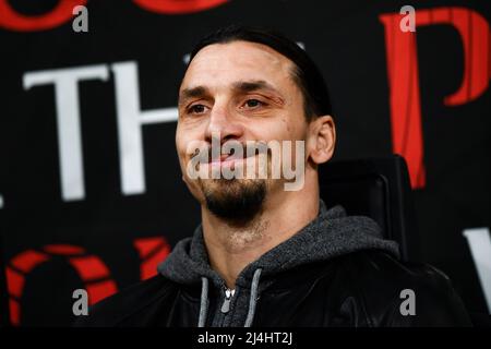 Mailand, Italien. 15. April 2022. Zlatan Ibrahimovic vom AC Mailand nimmt am Fußballspiel der Serie A zwischen dem AC Mailand und dem FC Genua Teil. Kredit: Nicolò Campo/Alamy Live Nachrichten Stockfoto