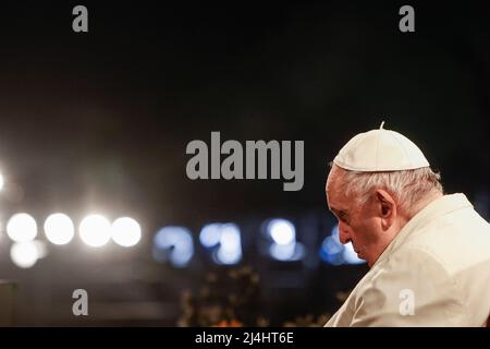 Rom, Italien. 15. April 2022. Papst Franziskus feiert die Via Crucis (Kreuzweg) am Kolosseum. Quelle: Riccardo De Luca - Bilder Aktualisieren/Alamy Live News Stockfoto