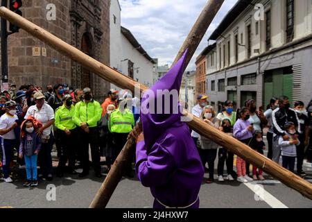 Ein Büßer wird gesehen, wie er ein Kreuz trägt, während er an einer Prozession während des Karfreitags teilnimmt, um die Feierlichkeiten der Karwoche zu feiern. Nach zwei Jahren ohne Karwoche aufgrund der Coronavirus-Pandemie warten Tausende von Gläubigen auf die Prozessionen mit der Statue von Jes's del Gran Pode auf den Straßen als Teil der traditionellen Karwoche versammelt die Karwoche Tausende von Menschen aus allen Ländern, Und es gilt als eines der wichtigsten religiösen und kulturellen Ereignisse des Jahres. (Foto von Juan Diego Montenegro/SOPA Images/Sipa USA) Stockfoto