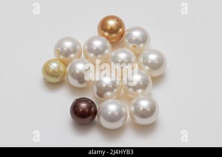 Kunststoff Kunstperlen Schmuck Herstellung Material Whte Hintergrund Stockfoto