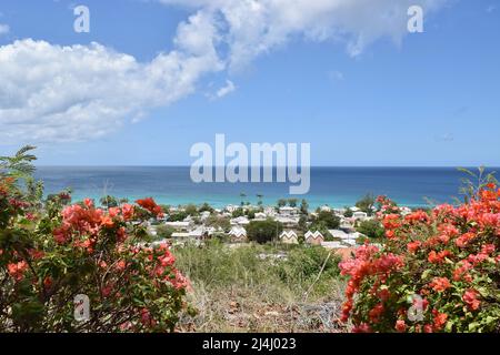 Barbados herrliche Aussicht von Fitts Dorf mit Häusern und Meer an einem sonnigen Tag. Stockfoto
