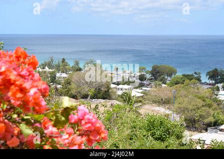 Barbados herrliche Aussicht von Fitts Dorf mit Häusern und Meer an einem sonnigen Tag. Stockfoto