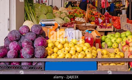 Frisches Bio-Obst und Gemüse draußen auf dem Marktstand Stockfoto