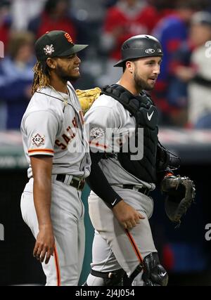 Cleveland, Usa. 15. April 2022. Der San Francisco Giants Catcher Joey Bart (R) spaziert mit dem schließenden Pitcher Camilo Doval, nachdem er am Freitag, den 15. April 2022, die Cleveland Guardians im Progressive Field in Cleveland, Ohio besiegt hatte. Foto von Aaron Josefczyk/UPI Credit: UPI/Alamy Live News Stockfoto