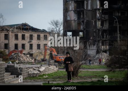 Ukraine. 15. April 2022. Borodyanka, in der Nähe von Kiew, Ukraine - 15. April 2022: Nina Antonovna, 80, blickt auf den Standort eines Gebäudes, das während der russischen Besatzung durch Schüsse im Zentrum von Borodyanka beschädigt wurde. Russische Streitkräfte betraten das Territorium der Ukraine am 24. Februar 2022. (Foto: Piero Cruciatti/Sipa USA) Quelle: SIPA USA/Alamy Live News Stockfoto