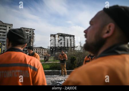 Ukraine. 15. April 2022. Borodyanka, in der Nähe von Kiew, Ukraine - 15. April 2022: Reinigungsteams arbeiten an der Stelle eines beschädigten Gebäudes im Zentrum von Borodyanka . Russische Streitkräfte betraten das Territorium der Ukraine am 24. Februar 2022. (Foto: Piero Cruciatti/Sipa USA) Quelle: SIPA USA/Alamy Live News Stockfoto