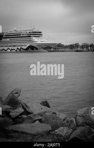 Das Kreuzschiff AIDA Diva ist im Rostocker Hafen vertäut Stockfoto