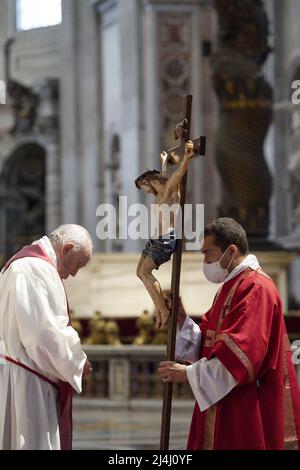 Papst Franziskus betet vor dem Kreuz während der Feier des Leidens des Herrn am Karfreitag (Ostern) in der Petersbasilika im Vatikan am 15. April 2022. Foto: Vatican Media (EV)/ABACAPRESS.COM Stockfoto