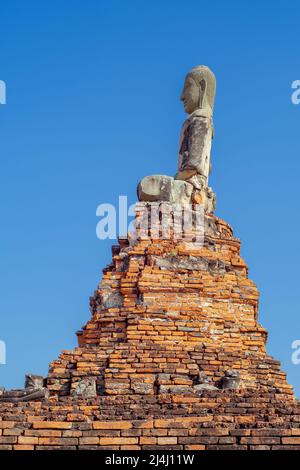 Alte Buddha-Statue am Chaiwattanaram Tempel in Phra Nakhon Si Ayutthaya, Thailand. Stockfoto