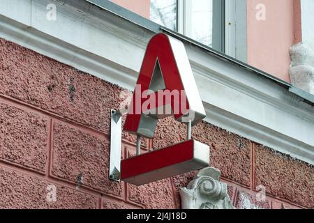 Alfa Bank Logo an der Wand des Hauses draußen. Vor dem Betreten. 9. April 2022. Russland Barnaul. Stockfoto