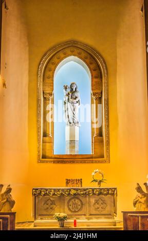 Jungfrau Maria Baby Jesus Statue Altar Basilika Saint Perpetue Felicite Kirche Eglise Sainte Perpetue Sainte Felicite Kirche Nimes Gard Frankreich. Katholisch Stockfoto