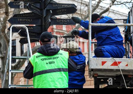 Die Schilder, die Entfernungen zu Odesas russischen Partnerstädten - Moskau, Rostow am Don, Sankt Petersburg, Taganrog und Wolgograd - zeigen, werden vom Wegweiser auf dem Dumska-Platz, Odesa, Südukraine, 14. April 2022 entfernt. Foto von Nina Lyashonok/Ukrinform/ABACAPRESS.COM Stockfoto