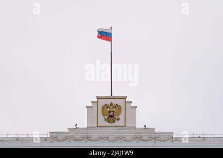 Flagge und Wappen der Russischen Föderation auf dem Verwaltungsgebäude. Selektiver Fokus. Stockfoto