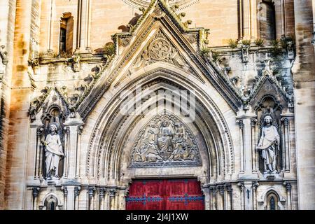 Statuen vor der Haustür vor der Kirche Saint Perpetue und Saint Felicite Eglise Sainte Perpetue Sainte Felicite Nimes Gard Frankreich. Katholische Kirche geschaffen Stockfoto