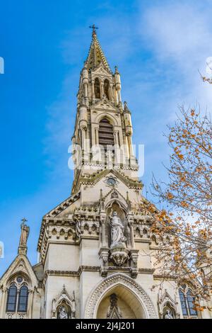 Fassade vor der Kirche Saint Perpetue und Saint Felicite Eglise Sainte Perpetue Sainte Felicite Nimes Gard Frankreich. Die katholische Kirche wurde 1864 gegründet Stockfoto