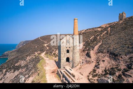 Wheal Coates Tin Mine Spaziergang von einer Drohne, St. Agnes, Cornwall, England Stockfoto