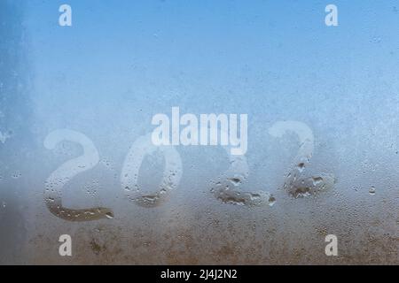 Handgeschriebenes Wort 2022 auf einem nebligen Fenster Stockfoto