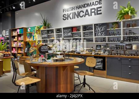 Skin Care Shop Interieur mit Produkten auf dem Display Stockfoto