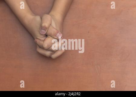 Die Hände des Kindes wurden im Gebet zusammengefaltet Stockfoto