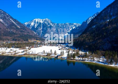 Panorama-Luftaufnahme der schönen Berg-Winterlandschaft mit Grundlsee. Im Hintergrund nannte das Massiv Tote Berge. Steiermark, Österreich Stockfoto