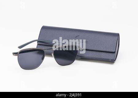 Eine Sonnenbrille mit einem blauen Daniel Hechter Case Stockfoto
