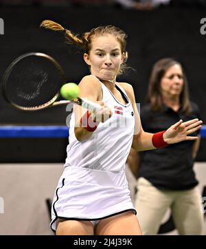 Vancouver, Kanada. 15. April 2022. Daniela Vismane, die lettische Mannschaft, kehrt am 15. April 2022 in Vancouver, Kanada, den Ball an Rebecca Marino, Kanada, zurück, während der Qualifikationsspiele des Billie Jean King Cup zwischen Kanada und Lettland. Quelle: Andrew Soong/Xinhua/Alamy Live News Stockfoto