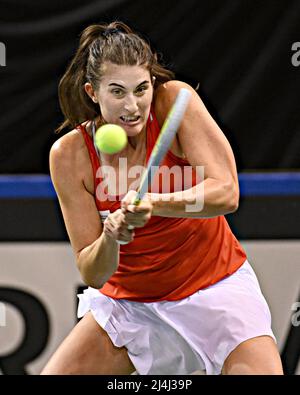 Vancouver, Kanada. 15. April 2022. Rebecca Marino aus dem Team Kanada gibt den Ball an Daniela Vismane aus dem lettischen Team während der Qualifikationsspiele des Billie Jean King Cup zwischen Kanada und Lettland am 15. April 2022 in Vancouver, Kanada, zurück. Quelle: Andrew Soong/Xinhua/Alamy Live News Stockfoto