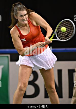 Vancouver, Kanada. 15. April 2022. Rebecca Marino aus dem Team Kanada gibt den Ball an Daniela Vismane aus dem lettischen Team während der Qualifikationsspiele des Billie Jean King Cup zwischen Kanada und Lettland am 15. April 2022 in Vancouver, Kanada, zurück. Quelle: Andrew Soong/Xinhua/Alamy Live News Stockfoto