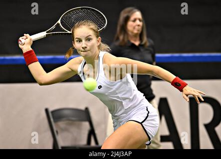 Vancouver, Kanada. 15. April 2022. Daniela Vismane, die lettische Mannschaft, kehrt am 15. April 2022 in Vancouver, Kanada, den Ball an Rebecca Marino, Kanada, zurück, während der Qualifikationsspiele des Billie Jean King Cup zwischen Kanada und Lettland. Quelle: Andrew Soong/Xinhua/Alamy Live News Stockfoto