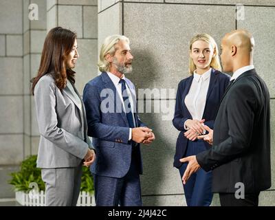 Multinationalen und multiethnischen Business Leute reden Chat in der Lobby des modernen Bürogebäude. Stockfoto