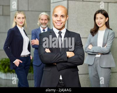 Porträt eines Teams aus multinationalen und multiethnischen Unternehmensleuten, die lächelnd auf die Kamera blicken Stockfoto