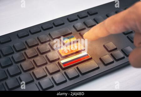 Stop-Taste auf einer Computer-Tastatur, Bitte stoppen Sie den schwelenden Krieg von Russland und der Ukraine Stockfoto