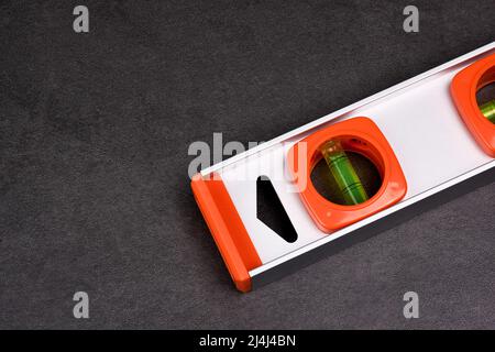 Werkzeug für die Wasserwaage auf dem Zementboden Stockfoto