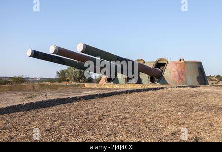 Panzerbatterie 30, dreifache Waffe. Sowjetische militärische Einheit, die bei der Verteidigung von Sewastopol 1941-1942 während des Zweiten Weltkriegs wichtig war Stockfoto