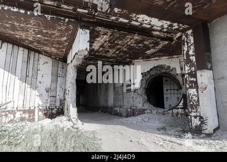 Eingang der verlassenen Atomenergiestation der Krim. Kap Kazantyp, Krim Stockfoto