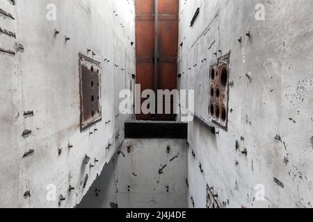 Abstrakt leeres, grungiges Betoninterieur. Mauern eines verlassenen, unfertigen Kernkraftwerks am Kap Kazantyp auf der Krim Stockfoto