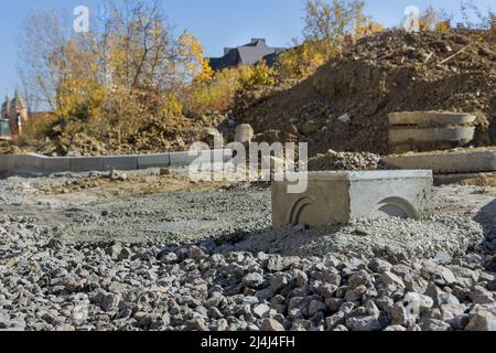 Installation von Betonkanalisationsabläufen zur Regenwassersammlung Stockfoto