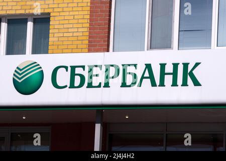 Tjumen, Russland-25. März 2022: Das Logo der Sberbank Bank ist ein Zeichen einer russischen Bank. Die Sberbank ist die größte Bank in der Russischen Föderation. Stockfoto