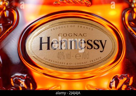 Tjumen, Russland-27. November 2021: Cognac Hennessy X.O. Flaschenlogo aus nächster Nähe Stockfoto