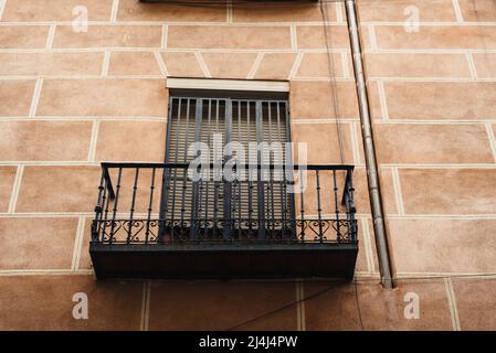Niedriger Winkel Ansicht der traditionellen gusseisernen Balkone von alt Wohngebäude im Lavapies-Viertel im Zentrum von Madrid Stockfoto