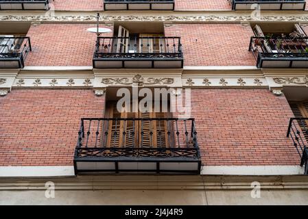 Niedriger Winkel Ansicht der traditionellen gusseisernen Balkone von alt Wohngebäude im Lavapies-Viertel im Zentrum von Madrid Stockfoto