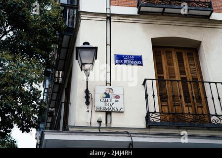 Madrid, Spanien - 4. Oktober 2020: Historisches Straßenschild im Stadtteil Lavapies im Zentrum von Madrid Stockfoto