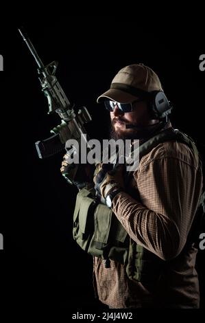 Bewaffnete Soldaten für den Kampf bereit. Militärisches Konzept. Stockfoto
