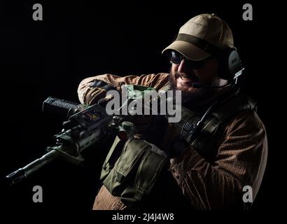 Bewaffnete Soldaten für den Kampf bereit. Militärisches Konzept. Stockfoto