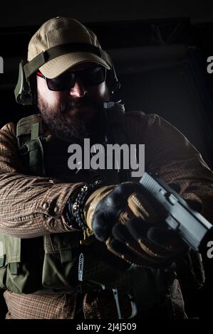 Bewaffnete Soldaten für den Kampf bereit. Militärisches Konzept. Stockfoto