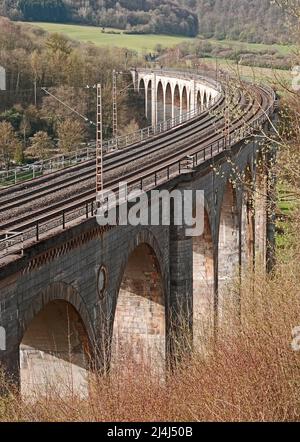 Blick auf einen alten Eisenbahnviadukt. Er ist 482 Meter lang und bis zu 35 Meter hoch und wurde 1853 aus Kalkstein hergestellt. Stockfoto