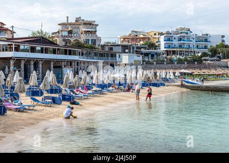 Ksamil, Albanien - 9. September 2021: Ruhiger Blick auf den Cocoa Beach in Ksamil, Albanien. Hintergrund des Urlaubskonzepts. Stockfoto