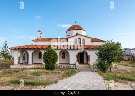 Ksamil, Albanien - 9. September 2021: Blick auf die schöne griechisch-orthodoxe Kirche in Ksamil, Albanien. Stockfoto