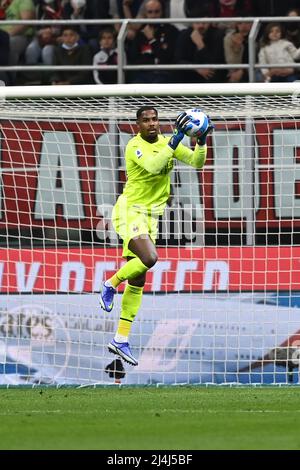 Mike Maignan (Mailand) während des italienischen "Serie A"-Spiels zwischen Mailand 2-0 Genua im Giuseppe-Meazza-Stadion am 15. April 2022 in Mailand, Italien. Quelle: Maurizio Borsari/AFLO/Alamy Live News Stockfoto