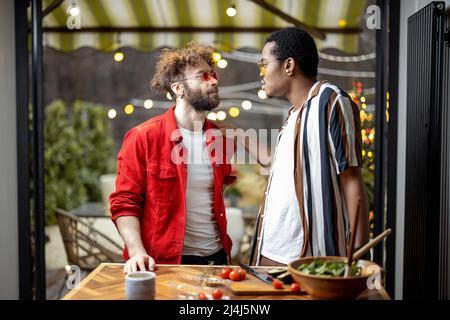 Zwei Jungs kochen gesund zusammen zu Hause Stockfoto